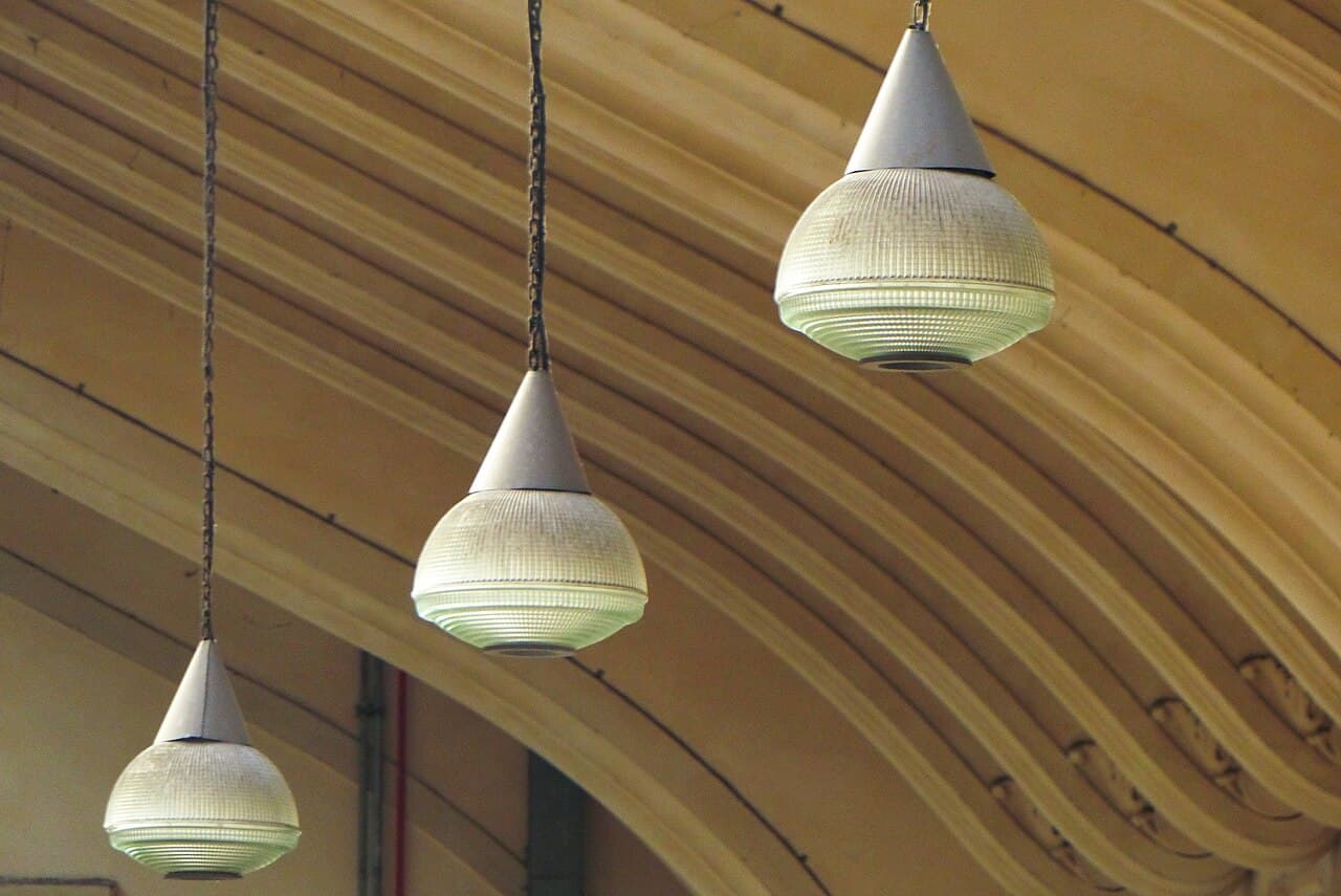 Luminárias suspensas num espaço interior